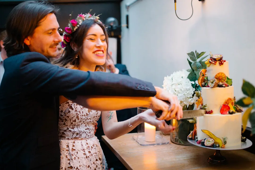 Bride and Groom cutting wedding cake: Ellen Richardson Photography