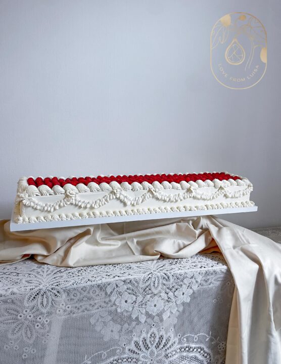 Long modern wedding cake trend. Single tier vintage piped wedding cake