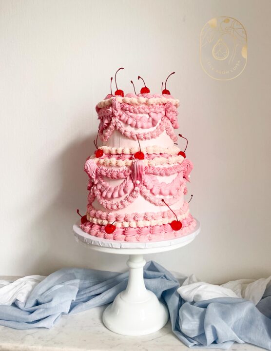 Retro vintage piped wedding cake 