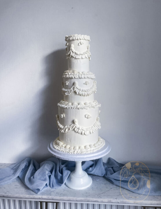 White vintage style lambeth wedding cake 